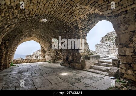 Passaggio a volta nella cittadella di Smar Jbeil, vecchio castello crociato in rovina, Libano Foto Stock