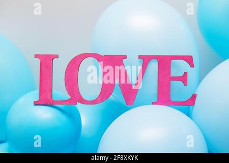 Palloncini blu-blu, compleanno. Biglietto d'auguri, amore delle lettere  rosa in legno Foto stock - Alamy