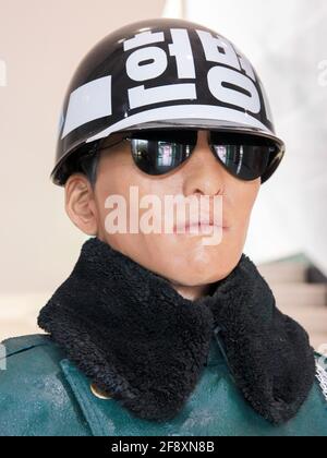 All'interno del centro visitatori, la testa di un modello a grandezza naturale di un soldato coreano in uniforme. Nella zona demilitarizzata (DMZ) vicino a Seoul, Corea del Sud. Foto Stock