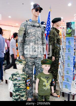 Nel negozio di articoli da regalo, un'esposizione di un uomo e di bambini in uniformi camoulflage complete. Nella zona demilitarizzata (DMZ) vicino a Seoul, Corea del Sud. Foto Stock