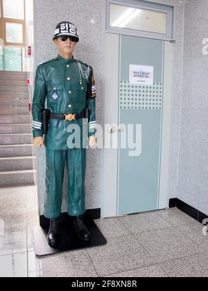 All'interno del centro visitatori, un modello a grandezza naturale di un soldato coreano in uniforme. Nella zona demilitarizzata (DMZ) vicino a Seoul, Corea del Sud. Foto Stock