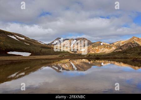 Lago e montagne di filite di colore zolfo al vulcano Brennisteinsalda vicino a Landmannalaugar, Fjallabak Riserva Naturale, Sudurland, Islanda Foto Stock