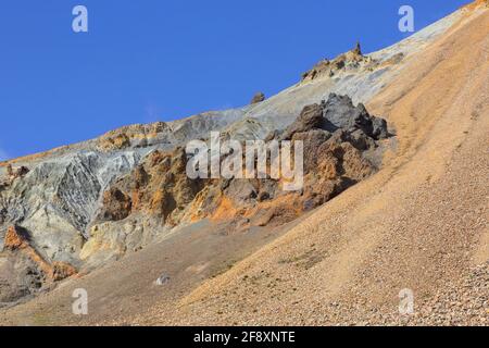 Formazioni rocciose vulcaniche e montagna di riolite color zolfo al vulcano Brennisteinsalda vicino a Landmannalaugar, Riserva Naturale di Fjallabak, Islanda Foto Stock