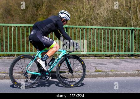 Chorley Cycling Club Male ciclista equitazione Bianchi oltre XR3 3 sport bici da strada sulla strada di campagna che attraversa il ponte autostradale nella campagna Lancashire, Regno Unito Foto Stock