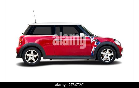 Vista laterale dell'auto Red Mini Cooper isolata su sfondo bianco Foto Stock