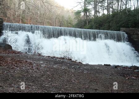 La diga di Otter Lake, Virginia, Stati Uniti. Cascata lungo il torrente di montagna in una giornata invernale. Foto Stock