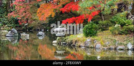 Paesaggio con colori autunnali e stagno nel giardino giapponese, Maruyama Park, Kyoto, Giappone Foto Stock