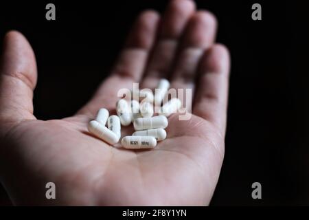 Gabapentin capsule è usato per prevenire e controllare le crisi epilettiche. Viene anche usato per alleviare il dolore dei nervi a seguito di herpes zoster. Neurontin pillole Foto Stock