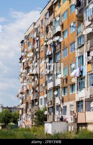 Piatti satellitari che coprono l'edificio degli appartamenti nell'area soggiorno degli Zingari Foto Stock