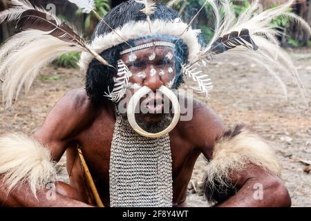 Wamena, Indonesia - 9 gennaio 2010: Capo della tribù Dani nel villaggio di Dugum Dani, Irian Jaya, Nuova Guinea Indonesiana Foto Stock