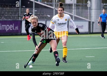 Amstelveen, Paesi Bassi. 15 Aprile 2021. AMSTELVEEN, PAESI BASSI - APRILE 15: Lauren Stam di Amsterdam e Frederique Matla di Den Bosch durante la partita di hockey da donna Hoofdklasse tra Amsterdam e Den Bosch a Wagener Stadion il 15 aprile 2021 ad Amstelveen, Paesi Bassi (Foto di Jeroen Meuwsen/Orange Pictures) Credit: Orange Pics BV/Alamy Live News Foto Stock