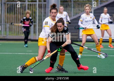 Amstelveen, Paesi Bassi. 15 Aprile 2021. AMSTELVEEN, PAESI BASSI - APRILE 15: Frederique Matla di Den Bosch e Sabine Plonissen di Amsterdam durante la partita di hockey da donna Hoofdklasse tra Amsterdam e Den Bosch a Wagener Stadion il 15 aprile 2021 ad Amstelveen, Paesi Bassi (Foto di Jeroen Meuwsen/Orange Pictures BV/Alamy Live News) Foto Stock