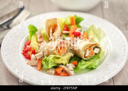 Sandwich di pollo avvolgi su un piatto. Foto di alta qualità. Foto Stock