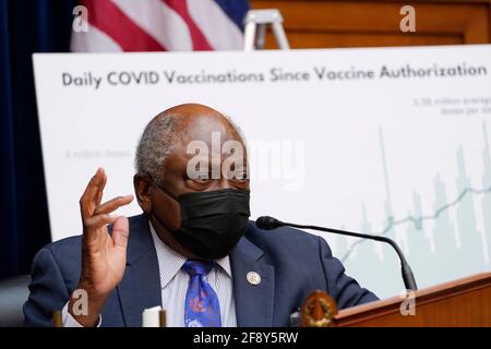 La crisi del Coronavirus. 15 Aprile 2021. La maggioranza della Camera degli Stati Uniti Whip James Clyburn (democratico del South Carolina), Presidente, la sottocommissione di selezione della Camera degli Stati Uniti sulla crisi del Coronavirus sulla crisi del Coronavirus parla durante un'audizione su Capitol Hill a Washington, giovedì 15 aprile 2021, sulla crisi del coronavirus. Credit: Susan Walsh/Pool via CNP | Usage worldwide Credit: dpa/Alamy Live News Foto Stock