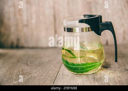Sativa Cannabis tè da foglie di Marijuana, bevanda medica di erbe calda bevanda da piante verdi della natura. Foto Stock