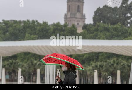 Malaga, Spagna. 15 aprile 2021. La tempesta colpisce la città di Malaga con vento e pioggia per tutto il giorno Credit: Lorenzo Carnero/ZUMA Wire/Alamy Live News Foto Stock