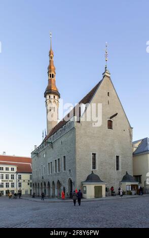 Tallinn, Estonia, 24 marzo 2021: Edificio del Municipio in una vecchia Tallinn, in Estonia Foto Stock