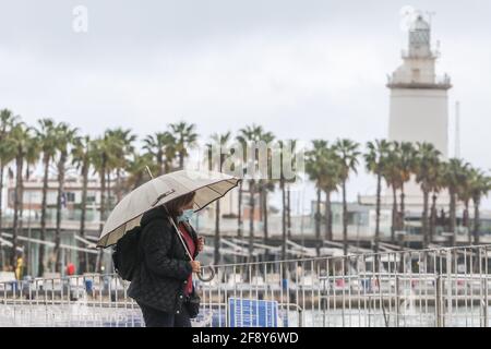 Malaga, Spagna. 15 aprile 2021. La tempesta colpisce la città di Malaga con vento e pioggia per tutto il giorno Credit: Lorenzo Carnero/ZUMA Wire/Alamy Live News Foto Stock