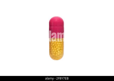 Primo piano su giallo e rosa pillola medica o integratori in capsula di gel morbido Foto Stock