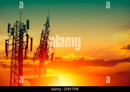 Silhouette di stazione 5G ad alta frequenza torre di comunicazione o 4G rete cellulare telefono con tramonto tramonto tramonto tramonto tramonto cielo con spazio per testo Foto Stock