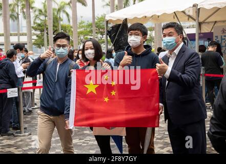 Hong Kong, Hong Kong, Cina. 15 Aprile 2021. I cittadini patriottici (alcuni in posa aperta con la Bandiera Cinese) approfittano di alcuni degli eventi che celebrano la prima Giornata Nazionale dell'Educazione sulla sicurezza presso il Centro Culturale Promenade Tsim Sha Tsui, Hong Kong. Con l'obiettivo di celebrare l'introduzione delle leggi sulla sicurezza nazionale a Hong Kong alle 23:00 30 giugno 2020, questa celebrazione annuale si terrà ogni anno il 15 aprile. Le persone hanno foto di se stesse stampate e attaccate ad un bordo che crea un'immagine pro NSL e slogan. Credit: Jayne Russell/ZUMA Wire/Alamy Live News Foto Stock