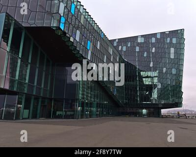 Vista della famosa sala concerti e del centro conferenze Harpa nel centro di Reykjavik con la facciata colorata a motivi di vetro ispirata alle rocce basaltiche. Foto Stock