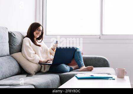 donna che acquista online con il computer portatile Foto Stock