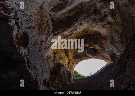 Natural entrace Trail che conduce alle grotte illuminate del Parco Nazionale delle Caverns di Carlsbad, New Mexico, USA [No model releases; available for editoriale li Foto Stock