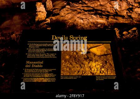 Segno interpretativo per la sorgente del Devils lungo il sentiero di entrata naturale profondo sotterraneo nel Parco Nazionale delle Caverns di Carlsbad, New Mexico, Stati Uniti Foto Stock