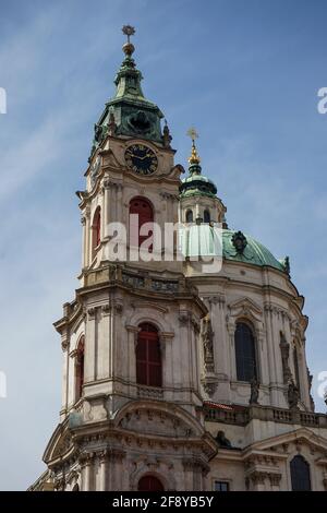 Immagine verticale della chiesa di San Nicola Praga Czechia Foto Stock