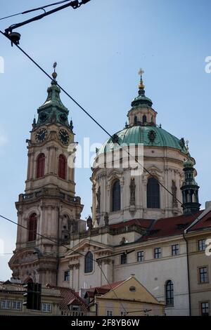 Immagine verticale della chiesa di San Nicola Praga Czechia Foto Stock