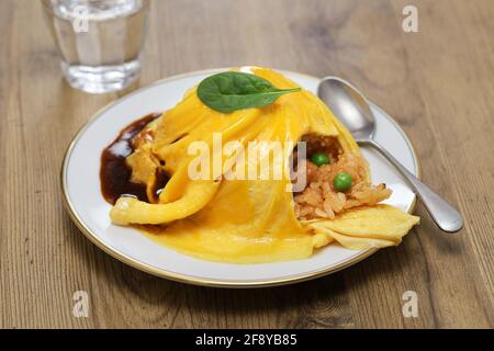 omelette di tornado su riso fritto Foto Stock