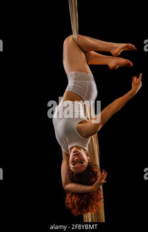 Donna che balla con grazia come aeralista Foto Stock