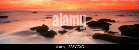 Tramonto sul mare, Woods Cove, Laguna Beach, California, Stati Uniti Foto Stock