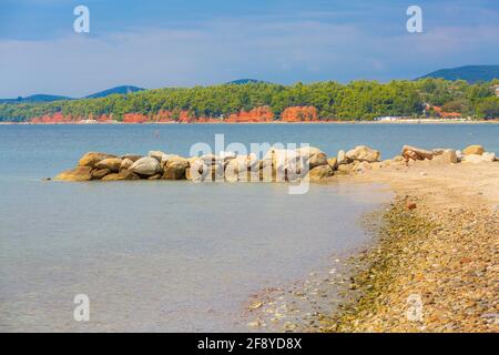 Estate vacanza viaggio sfondo con pietre e mare blu marina a Nikiti, Halkidiki, Grecia Foto Stock