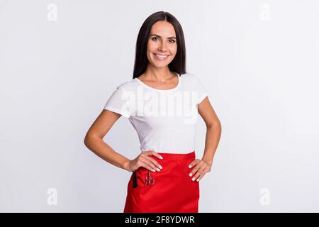 Foto di bella bruna ottimista donna indossare bianco t-shirt isolato su sfondo grigio Foto Stock