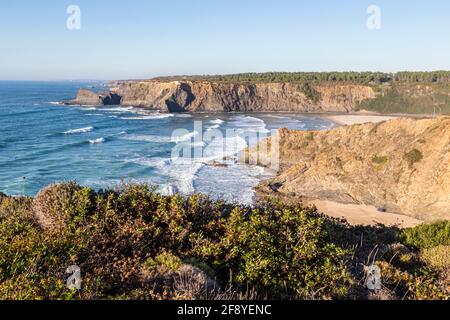 Costa con spiagge vicino a Odeveixe, Algarve, Portogallo Foto Stock