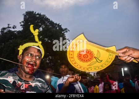 Hooghly, India. 14 Apr 2021. (L'immagine della nota dei redattori contiene grafici) UN devoto perfora la sua lingua da un'asta di spiedo durante il festival. Gajan è un festival indù celebrato soprattutto nel Bengala occidentale e nella parte meridionale del Bangladesh. Il festival è associato alla devozione su lord Shiva, e continua nel corso di una settimana nell'ultimo mese dell'anno bengalese. I popoli celebrano Gajan eseguendo molti rituali e coloro che eseguono questi rituali sono chiamati Sannyasi o devoti. (Foto di Tamal Shee/SOPA Images/Sipa USA) Credit: Sipa USA/Alamy Live News Foto Stock