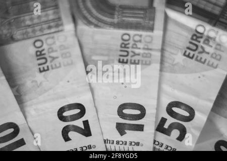 Banconote in euro. Tabella coperta da banconote. Foto Stock