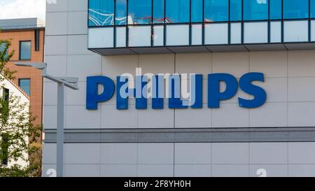 Logo sulla facciata della sede francese di Philips, un gruppo olandese specializzato in elettrodomestici, apparecchiature mediche e illuminazione Foto Stock