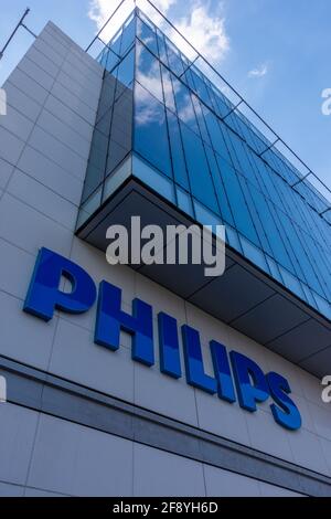 Logo sulla facciata della sede francese di Philips, un gruppo olandese specializzato in elettrodomestici, apparecchiature mediche e illuminazione Foto Stock