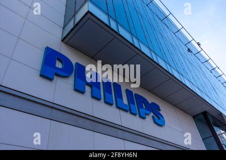 Logo sulla facciata della sede francese di Philips, un gruppo olandese specializzato in elettrodomestici, apparecchiature mediche e illuminazione Foto Stock