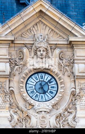 Particolare della facciata e orologio del municipio di Suresnes, Francia. Suresnes è una città del dipartimento degli Hauts-de-Seine, situata a ovest di Parigi Foto Stock