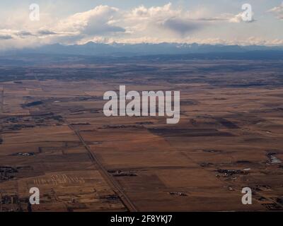 vista aerea del terreno agricolo con le montagne in lontananza Foto Stock