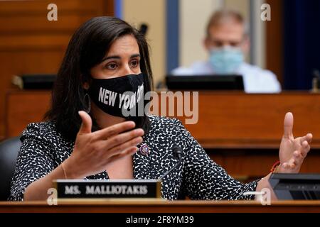 Washington, Stati Uniti d'America. 15 Aprile 2021. Il Rappresentante degli Stati Uniti Nicole Malliotakis (Repubblicano di New York), parla durante una sottocommissione di selezione della Camera degli Stati Uniti sull'audizione di crisi di Coronavirus su Capitol Hill a Washington, giovedì 15 aprile 2021.Credit: Susan Walsh/Pool via CNP | Usage Worldwide Credit: dpa/Alamy Live News Foto Stock