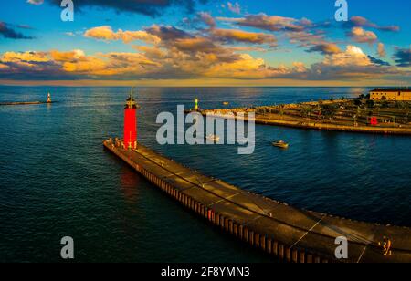 Faro e yacht nel molo di sera, Kenosha, Wisconsin, Stati Uniti Foto Stock