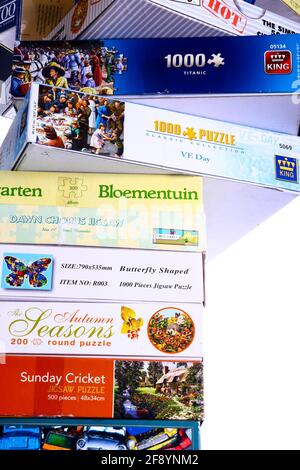 Stack di puzzle box in attesa di essere risolto Foto Stock
