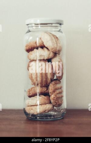 Vaso in vetro con biscotti fatti in casa su sfondo chiaro Foto Stock