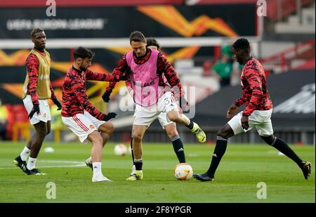 Manchester, Regno Unito. 15 Aprile 2021. Nemanja Matic of Manchester United affrontato da Bruno Fernandes di Manchester United durante il warm up durante la partita UEFA Europa League a Old Trafford, Manchester. Il credito immagine dovrebbe essere: Andrew Yates/Sportimage Credit: Sportimage/Alamy Live News Foto Stock