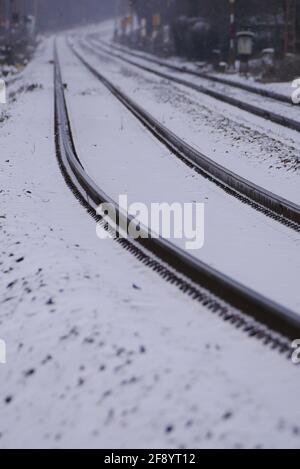 primo piano di binari ferroviari coperti di neve Foto Stock